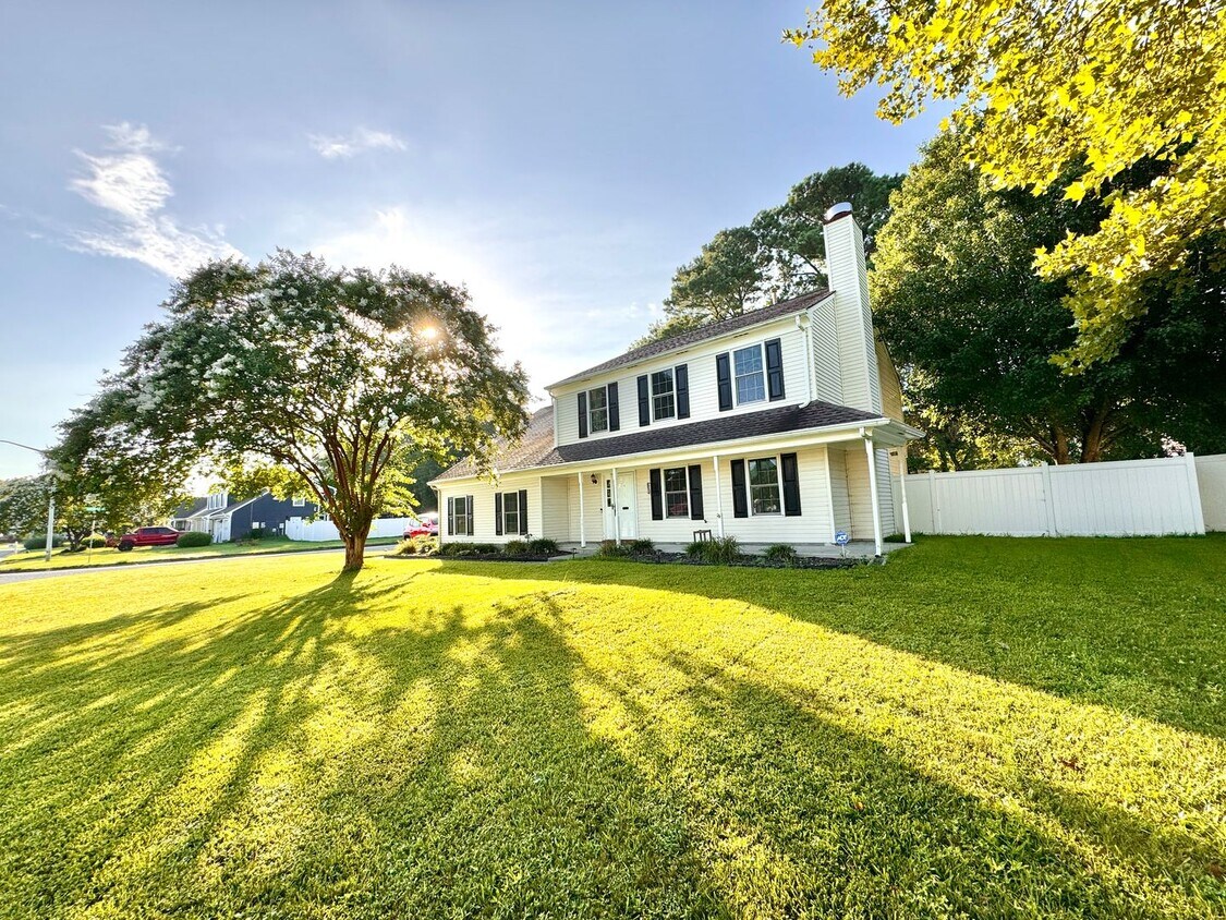 Foto principal - Beautifully updated home on large corner lot