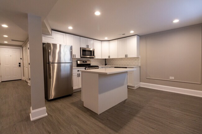 Building Photo - 1708 W Balmoral Ave