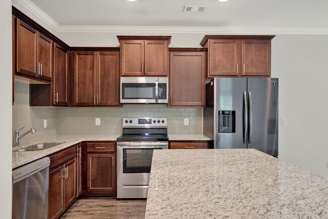 Foto del edificio - Spacious 3-Bedroom End-Unit Townhome in Pr...