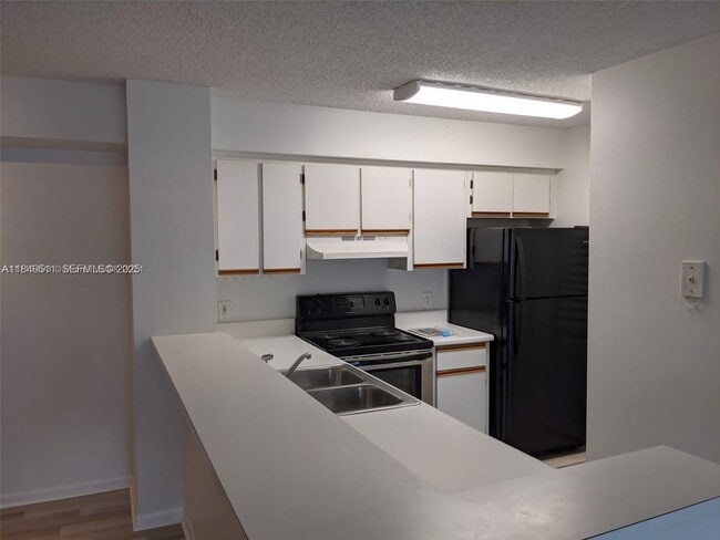 Building Photo - 560 S Park Rd