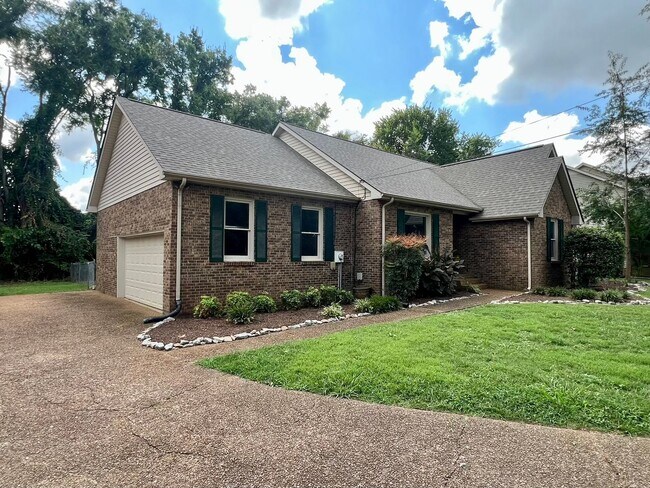 Building Photo - All Brick 3 Bed/2 Bath, Fenced Backyard, End of Cul-de-sac in North Murfreesboro