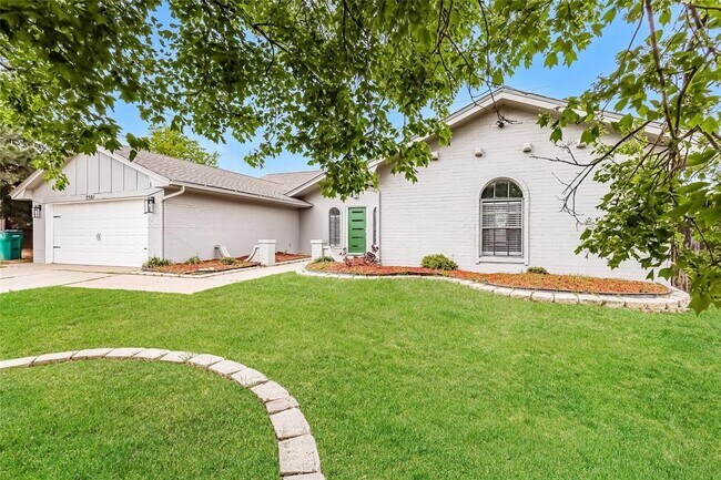 Foto del edificio - 7301 Skylark Ln