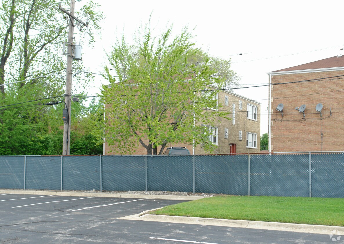 Building Photo - 9603 W McLean Ave
