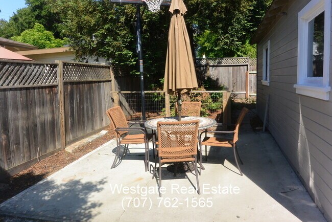 Building Photo - Darling 2/1 within Walking Distance of Dow...