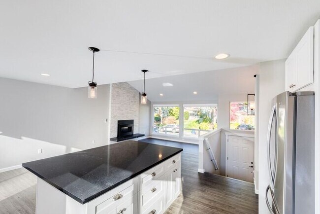 Foto del edificio - Remodeled 3 Bedroom Kirkland Home