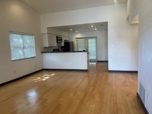 Building Photo - 1342 La Mirada Ct