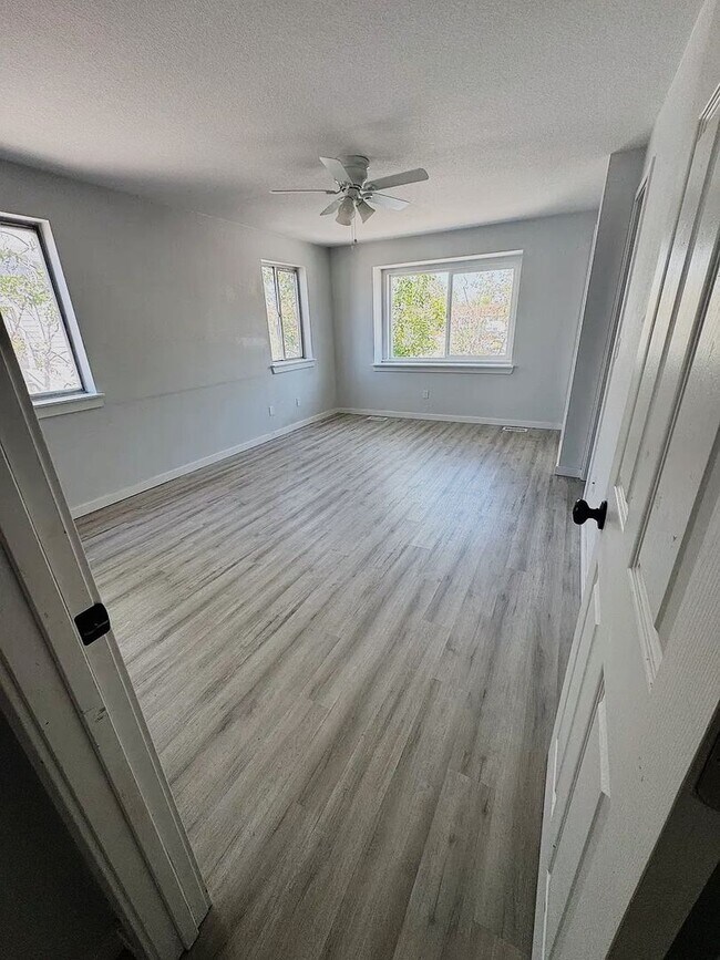 Foto del edificio - Spacious 3 Bedroom Home with Vaulted Ceilings & Fireplace