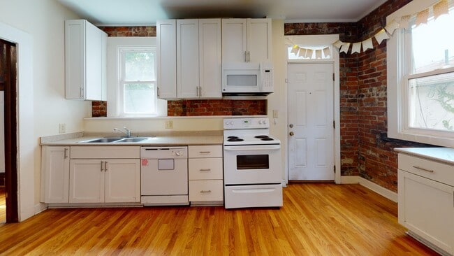 Building Photo - 155 E 13th Ave