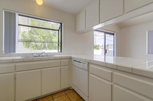 Foto del edificio - 3BD/3BA Townhome Available in Pacific Beach! ***Get a discounted price for $4,400 if you move in ...