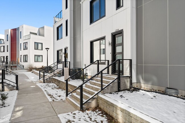 Foto del edificio - Ultra Modern Durham Townhome Available Now