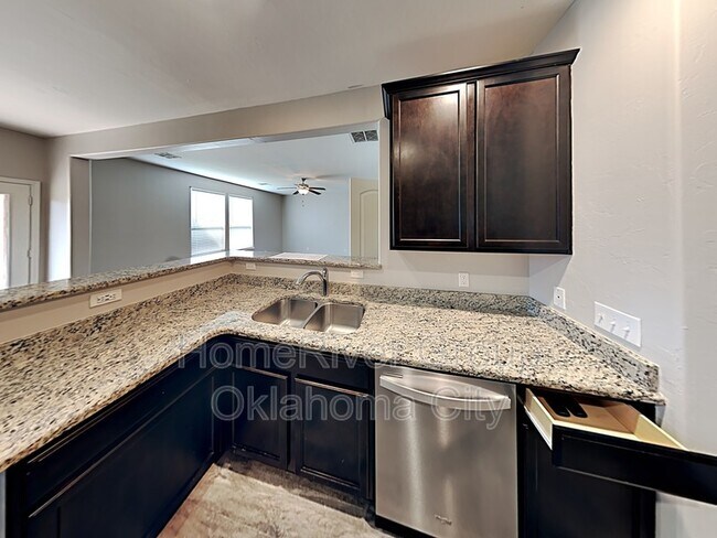 Building Photo - 420 E Mobile Terrace