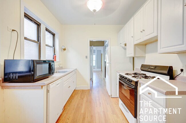 Building Photo - 531 W Briar Pl