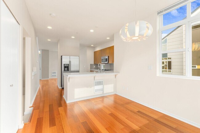 Foto del edificio - 2 Bedroom Plus Loft Office - 2 Car Attache...