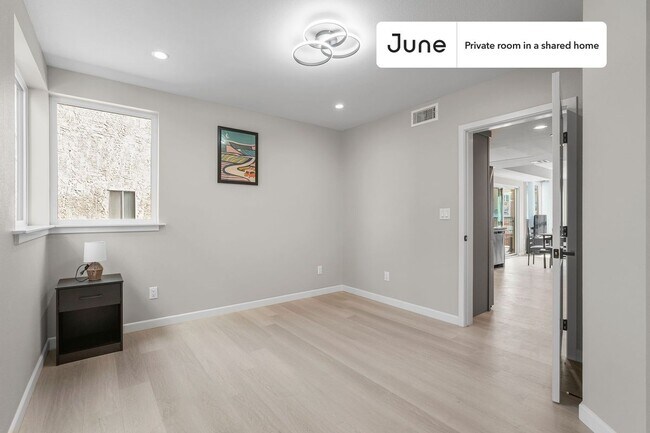 Foto del edificio - Room in Shared 5 bed/5 bath home in Boyle Heights