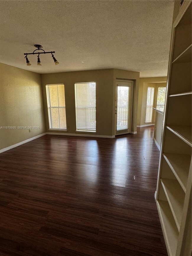 Foto del edificio - 977 Riverside Dr