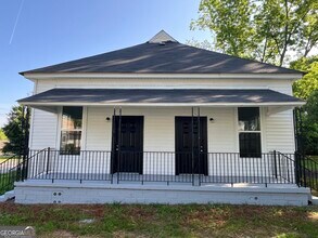 Building Photo - 105 School St
