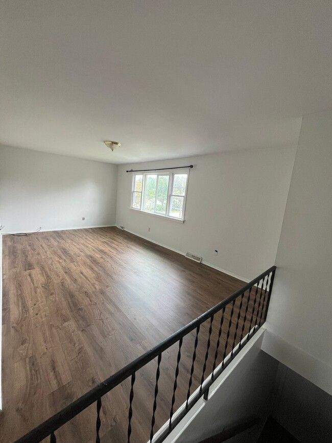 Building Photo - 219 Axtell Ave