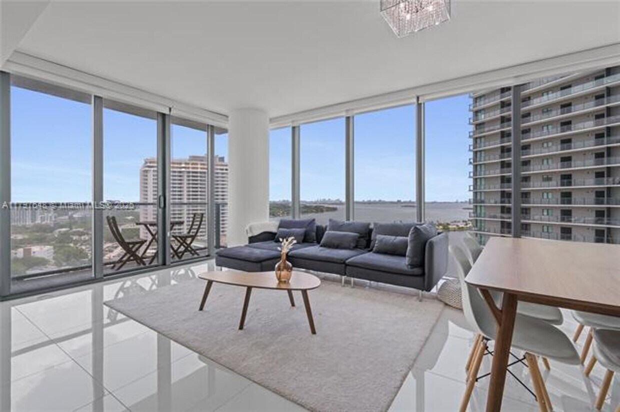 Foto principal - 650 NE 32nd St