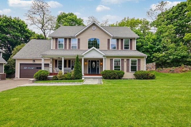 Photo - 11 Maple Dr (Greenwich, CT) House