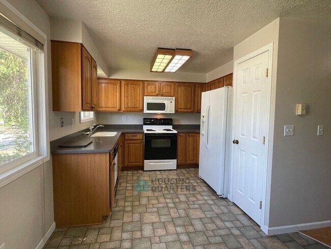 Foto del edificio - 3211 N Fowler Rd