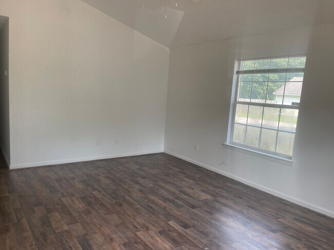 Building Photo - Newly Renovated 3/2