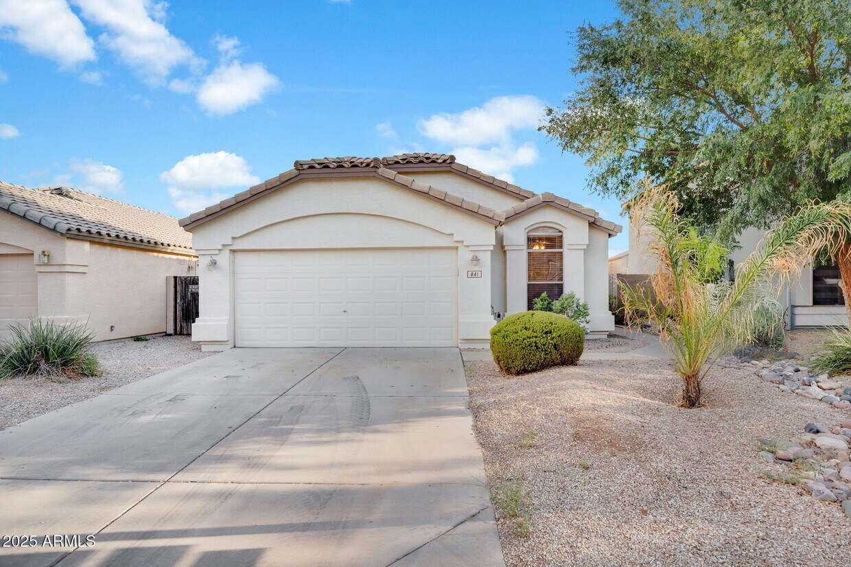 Primary Photo - 841 E Lovegrass Dr