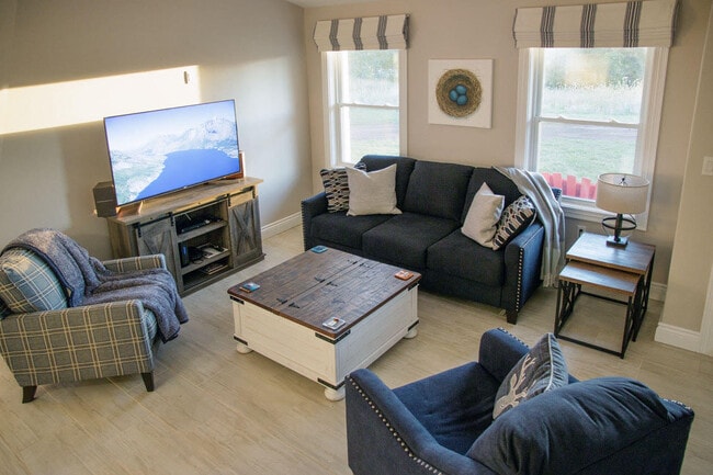 Building Photo - 63 Schoolhouse Ln