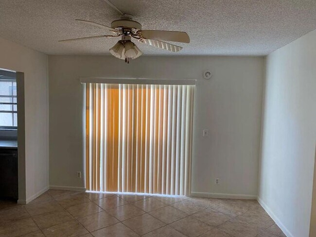 Foto del edificio - 3060 Riverside Dr