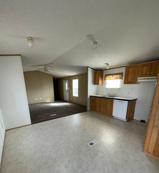 Building Photo - 3/2/1 CARPORT FOR LEASE - COMMANDER'S PALA...