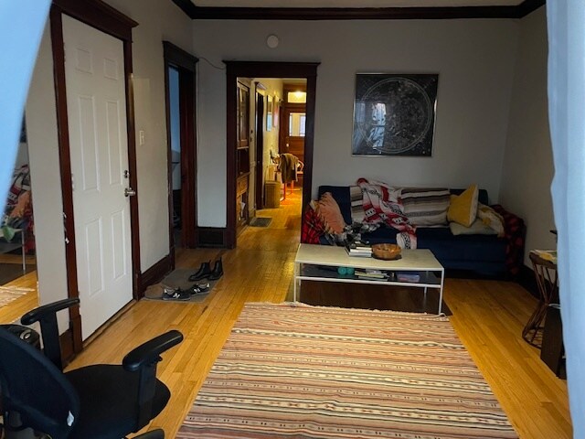 Living - 2425 N Hamlin Ave
