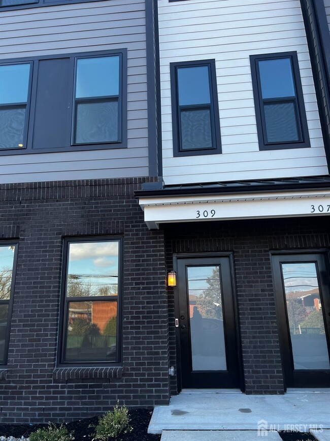 Building Photo - 309 Lyla Ln