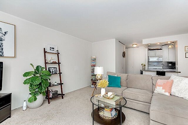 Primary Photo - 70 W Burton Pl