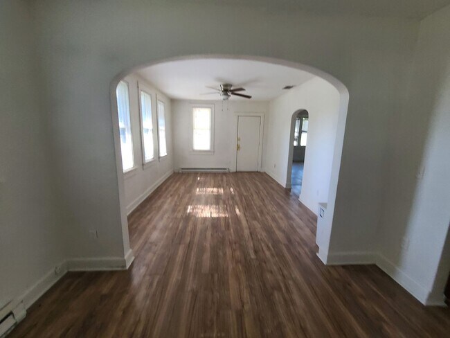 Building Photo - Charming Two bedroom one bath with huge ba...
