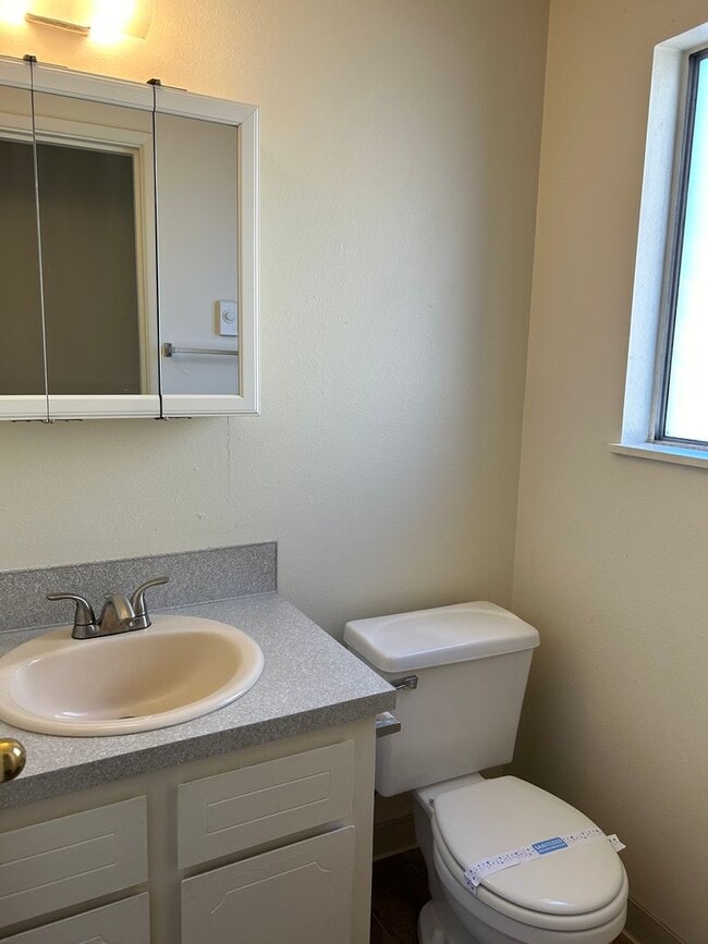 Building Photo - (749) Jackson Square - 2 Bedroom / 1.5 Bathroom Townhome – Albany