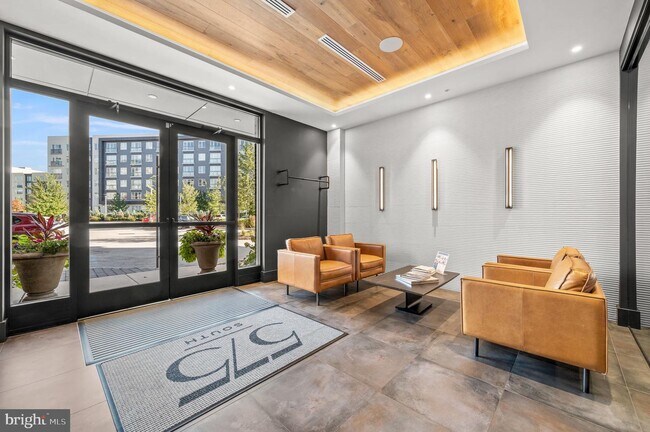 Foto del edificio - 575 S Goddard Blvd