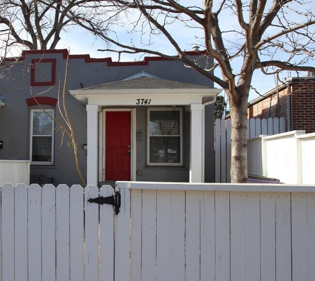 Foto del edificio - Cozy, charming 2 bedroom in Denver - Available June 1, 2026!