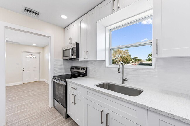 Foto del edificio - NEWLY REMODELED 2 Bedroom, 1 Bath Duplex -...