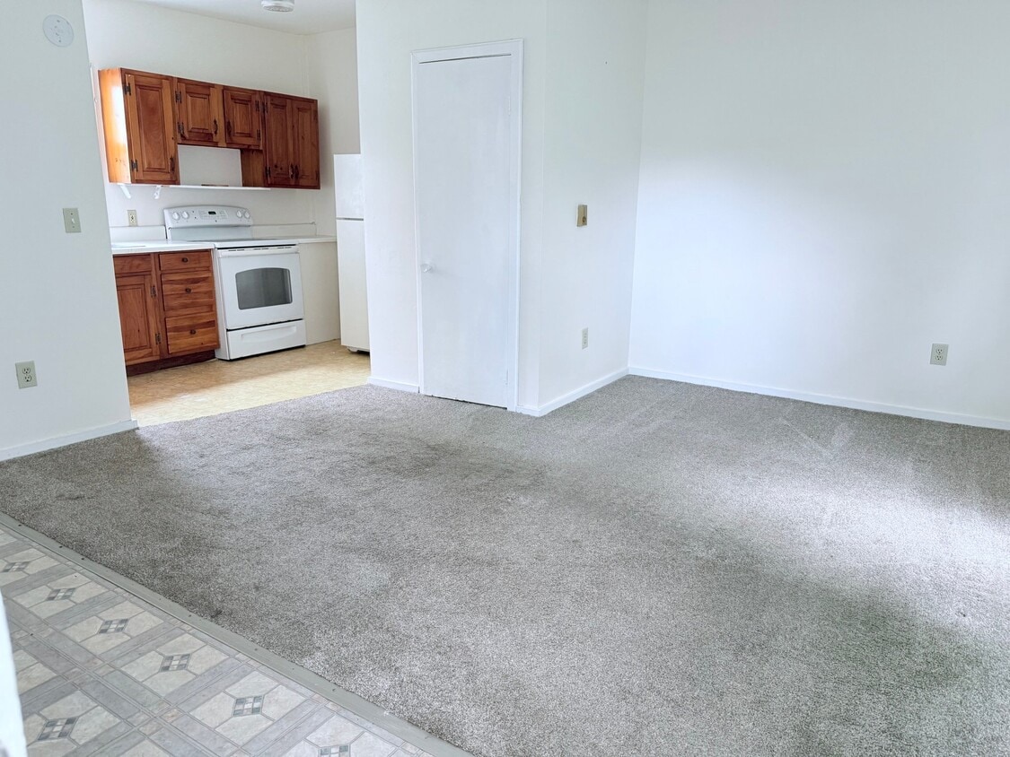 Building Photo - 22 Maple Ln