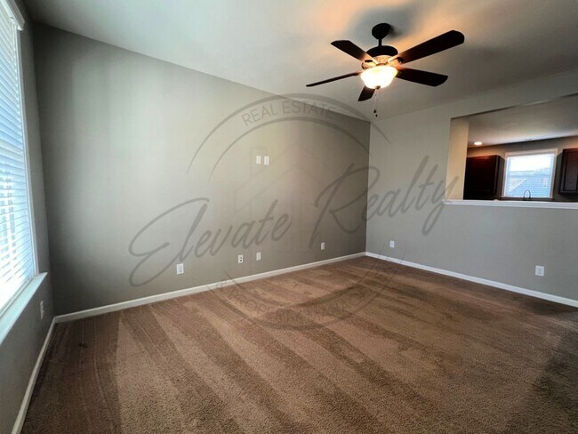 Foto del edificio - Three Bedroom, Fully Fenced Two Story with a Community Pool & Fitness Center!