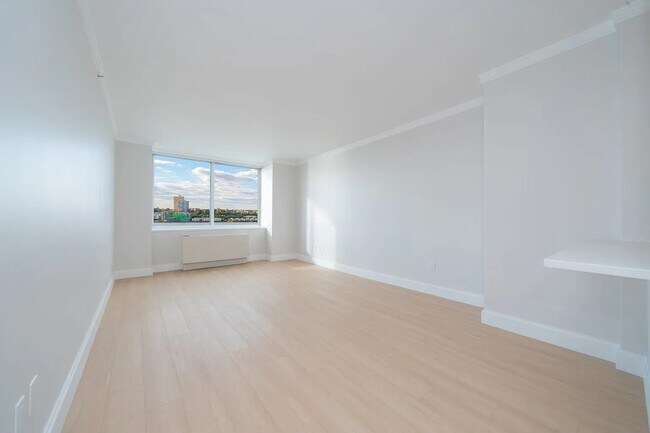 Foto del edificio - 140 Riverside Blvd