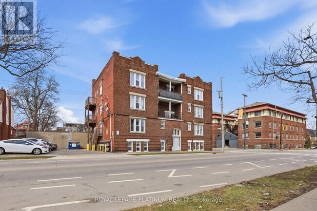 Photo du bâtiment - 120 Sherman Ave S