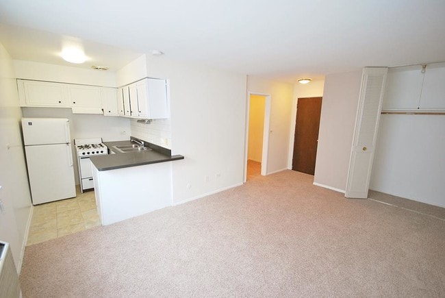 Building Photo - 2630 N Hampden Ct