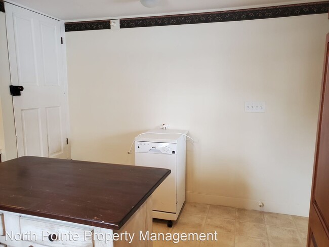 Building Photo - 4 br, 1.5 bath House - 124 W. Main St.
