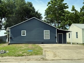 Building Photo - 712 Coyne Ave