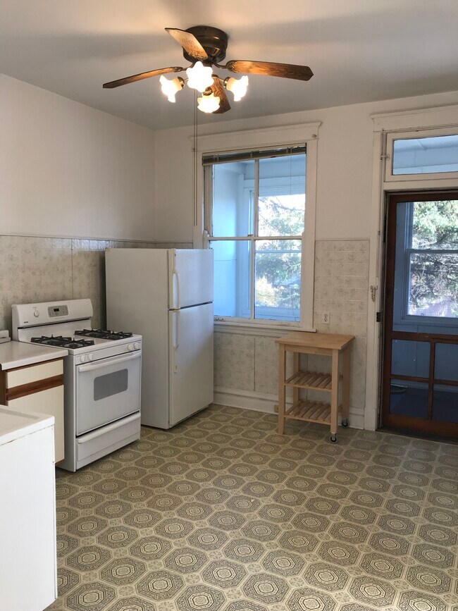 Eat in kitchen - 4941 N Hoyne Ave