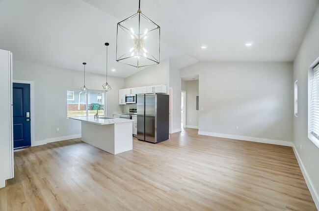 Foto del edificio - 3719-3721 Kirkup Ave