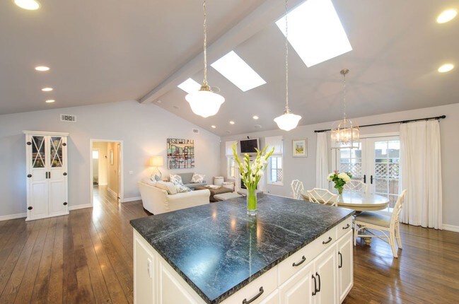 Building Photo - 2300 Laurel Ave