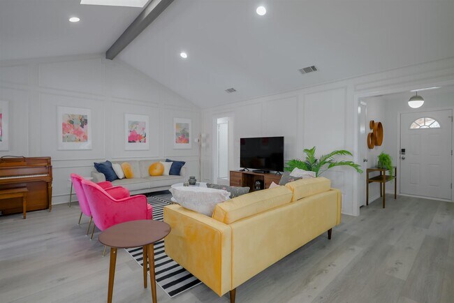 Foto del edificio - 1613 E Spring Valley Rd