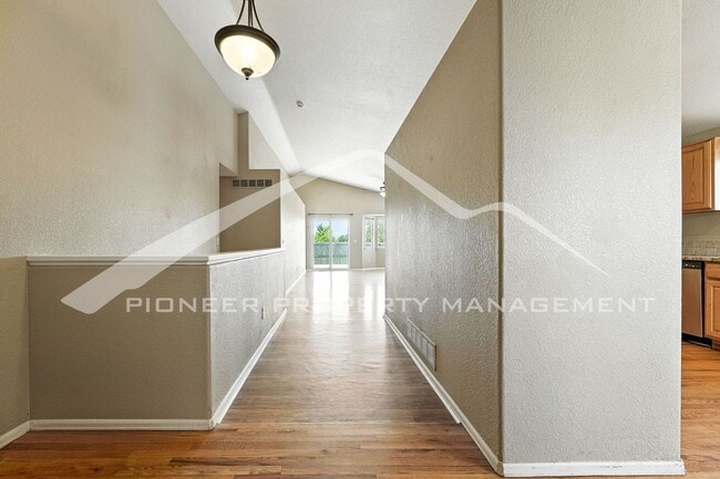 Building Photo - Spacious Home with Washer/Dryer and Fenced...