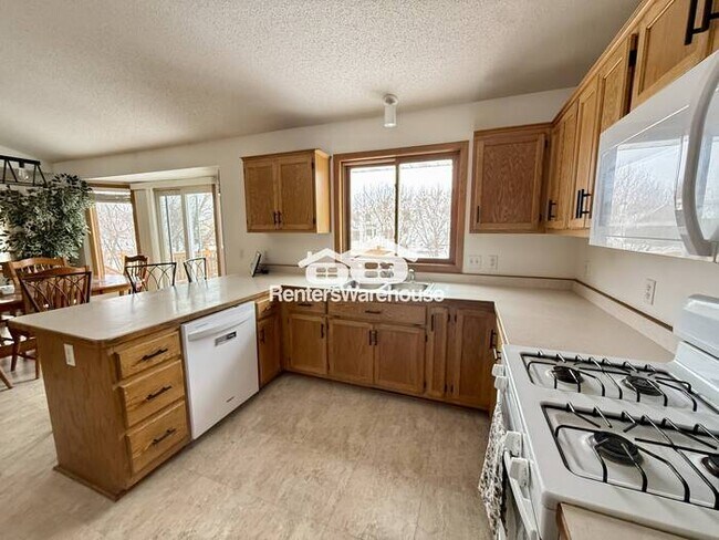 Foto del edificio - SFH - 6 Bed Farmington for Rent - Avail May 2026